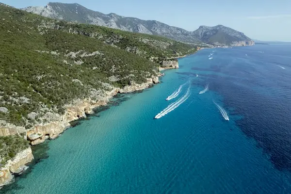 beaches in Sardinia mooi parelwit strand in Sardinië, Italië