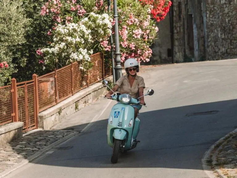 Vespa bleue circulant en Toscane